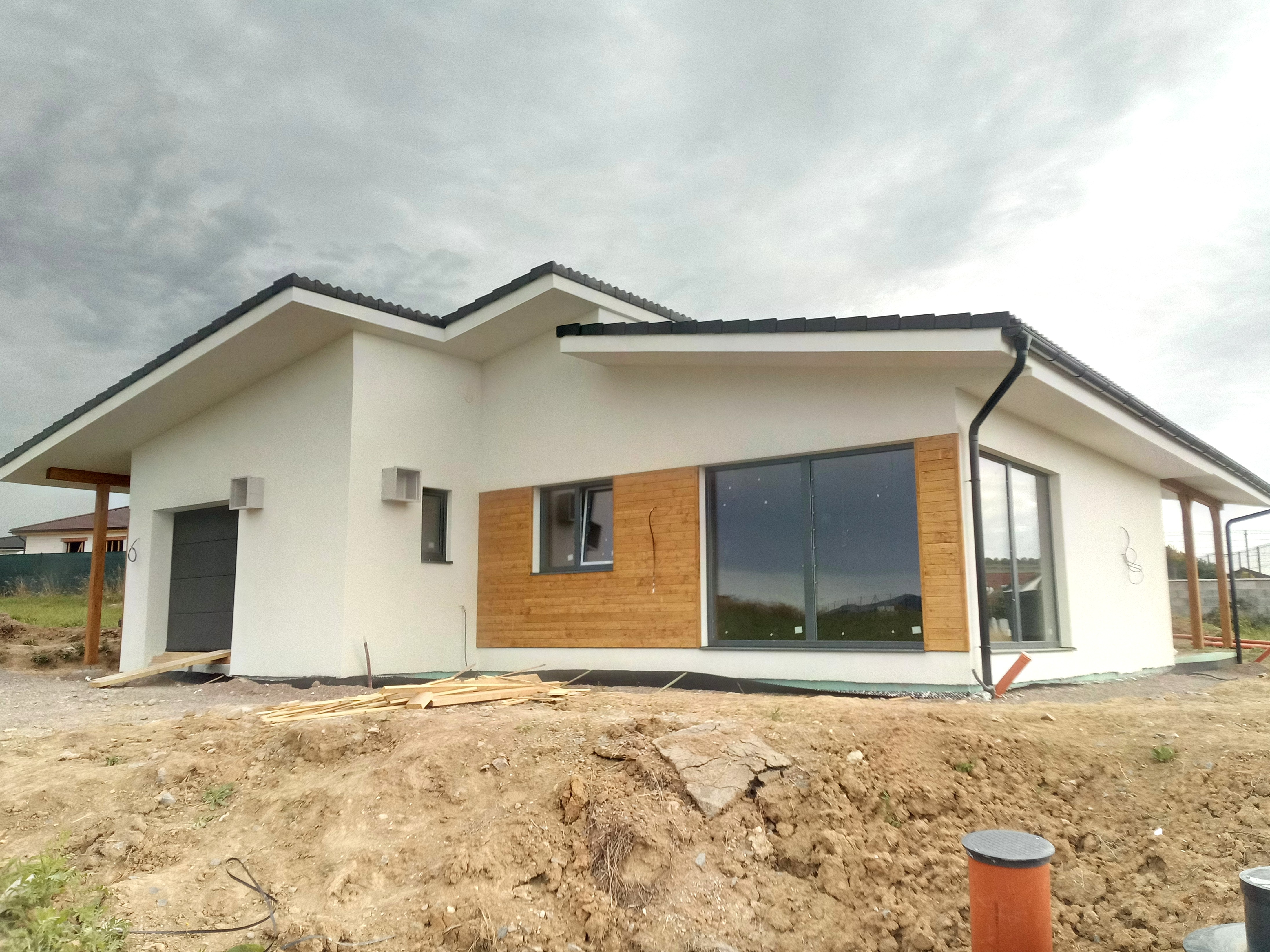 Moderný bungalov s panoramatickými oknami od FIPA