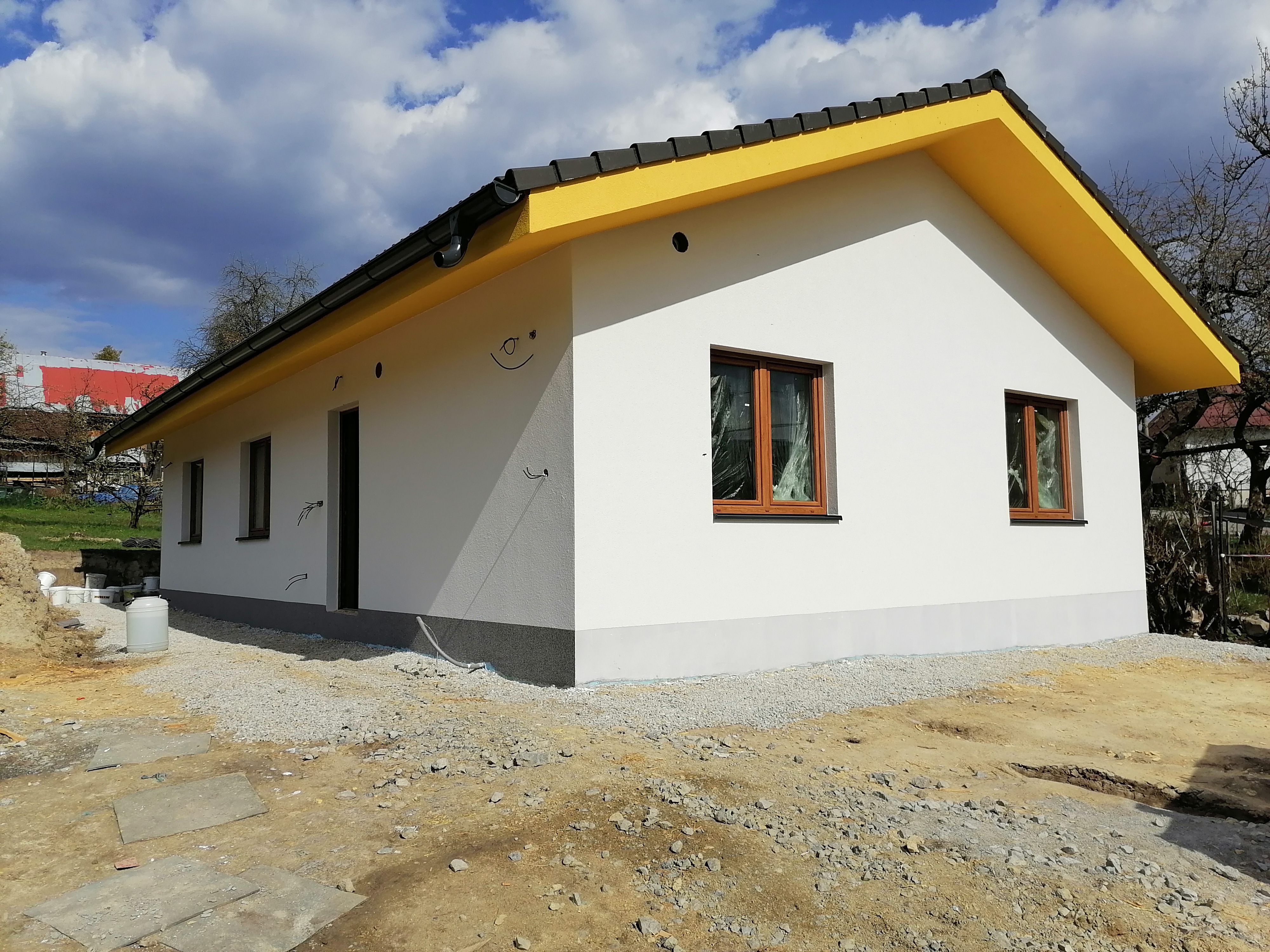 Bungalov na kľúč so žltým detailom od FIPA