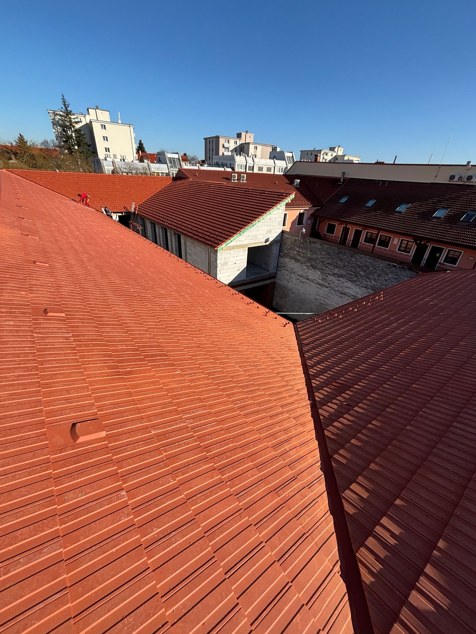 Falcovaná plechová strecha — červená krytina na priemyselnej hale